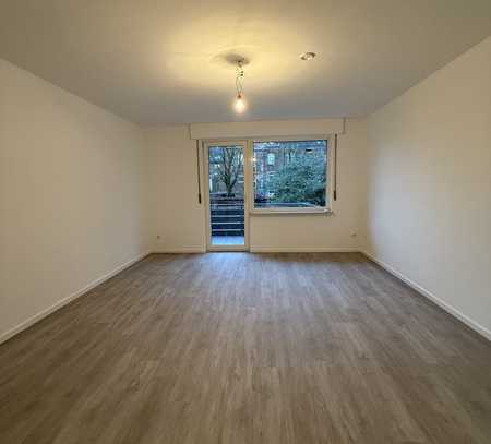 Erstbezug nach Komplettsanierung: Moderne 40m²-Wohnung mit neuem Bad & Balkon mit Blick ins Grüne!