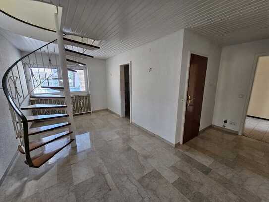 ++ Schöne 4,5-Zimmer Maisonettewohnung + ca. 131 qm Wfl. + 2 gr. Balkone + PKW-Stellplatz ++