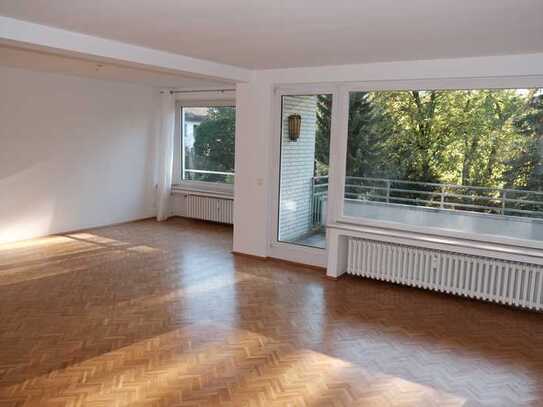 Geschmackvolle, gepflegte 2-Zimmer-Wohnung mit geh. Innenausstattung mit Balkon und EBK