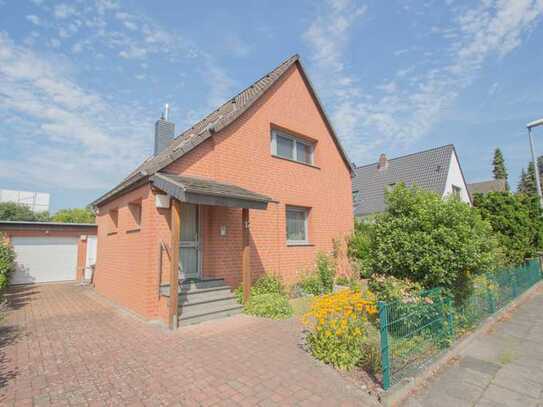 Freistehendes, zeitloses Einfamilienhaus mit großem Garten und Garage in begehrter Lage von Köln-Fli