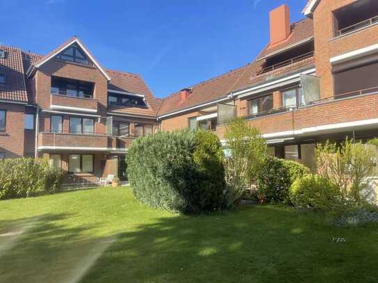 Großzügige Wohnung 
auf zwei Ebenen
mit Terrasse und
Blick in den Garten