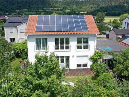 Lichtdurchflutetes EFH (Effizienzhaus 40) mit Gartenparadies u. Doppelcarport in Kottingwörth