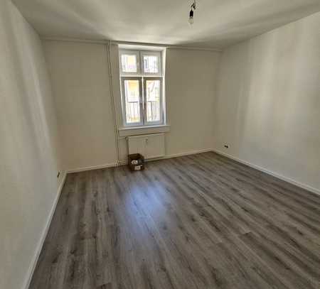 Sanierte 2 Zimmerwohnung im 3. OG mit Balkon & Stellplatz zu vermieten !