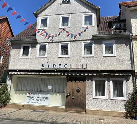 Bad Sooden-Allendorf: Wohn- und Geschäftshaus mit Ausbaupotenzial und großem Innenhof im Stadtkern
