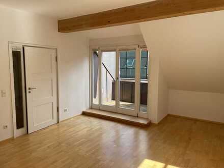 Individuelle charmante Dachgeschosswohnung in einem schön sanierten Altbau. Sehr Zentral.