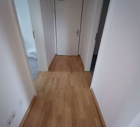 **Geräumige 3-Zimmer-Wohnung im 1. Obergeschoss mit Balkon**