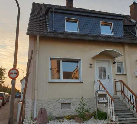 Modernisiertes Einfamilienhaus mit kleinem Garten und Garage - Reihenendhaus in Köln-Widdersdorf