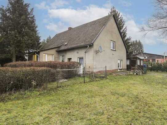 Sanierungsbedürftiges EFH mit großem Garten und massiven Nebengelassen in ruhiger Lage