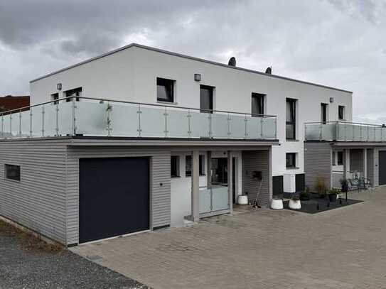 DHH im Bauhaus-Stil mit sechs Zimmern in Freystadt/Mörsdorf