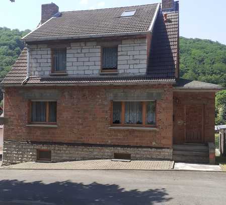 Einfamilienhaus mit Garten in ruhiger Lage am Waldrand ! Platz für die ganze Familie !