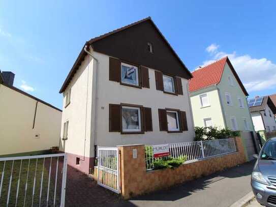 Einfamilienhaus mit Einliegerwohnungen und schönem Garten in Berghausen