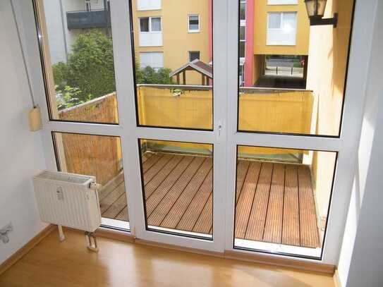 2 Zimmer, Balkon, Tageslichtbad mit Wanne, ruhige Lage!!!