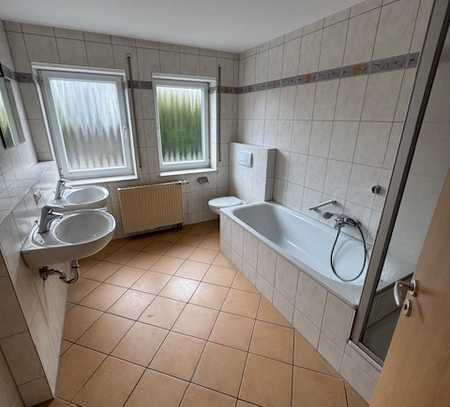 Renovierte 4,5 Zimmer EG-Wohnung mit EBK, Terrasse, Stellplatz und Garage in Öschelbronn, WM: 1.380€