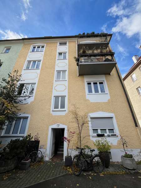 Helle und großzügige 2,5 - Zimmer Wohnung in zentraler Lage