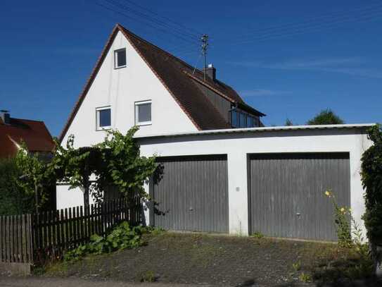 Ein-/Zweifamilienhaus mit Garage und Garten