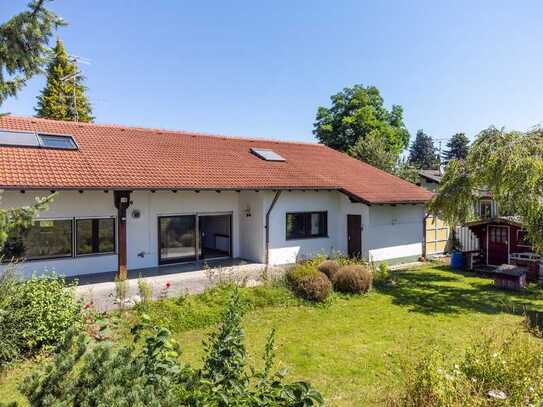 Idyllisches Einfamilienhaus mit Alpenblick: Ländlicher Charme trifft Stadtnähe