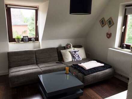 **NEUSÄß / WESTHEIM** Helle und gepflegte 2 ZWkB-Dachgeschosswohnung in ruhiger Lage