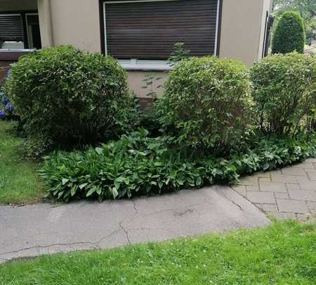 Zweizimmerwohnung mit dem Balkon und Garage