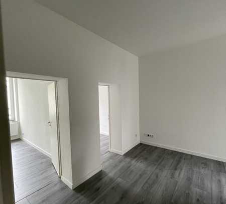 Modernisierte Wohnung mit zwei Zimmern und Einbauküche in Krefeld