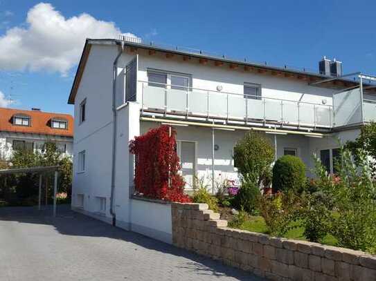 Neuwertige 4-Zimmer-Etagenwohnung mit großzügigem Balkon und Einbauküche in Haimhausen.