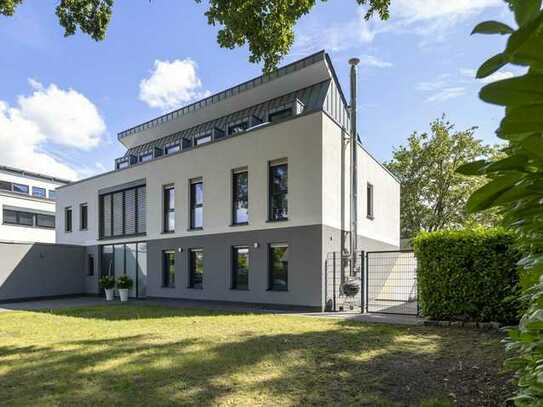 Freistehende moderne Villa mit großem Garten, Einliegerbüro und Doppelgarage