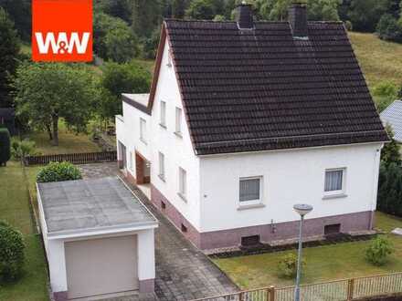 Wohnhaus mit zwei großen Gärten und Bachlauf