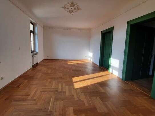 **herschaftliche Wohnung in stilvoller Villa**