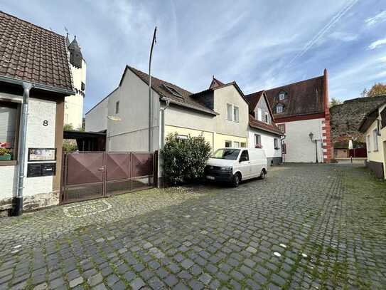 Charmantes Einfamilienhaus mit Einliegerwohnung und schönem Garten, direkt an der Burg!