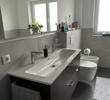 Stilvolle, neuwertige 4-Raum-Erdgeschosswohnung mit geh. Innenausstattung mit Balkon und EBK