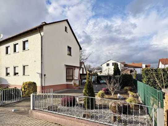 Oftersheim-Hardtwaldsiedlung: Wohnhaus mit Nebengebäude, Hof & Garten