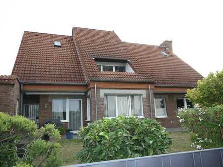 Dachgeschoss-Wohnung in Zwei-Familien-Haus mit Gartenanteil