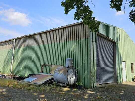 Großzügige Halle auf 2 ha großem Grundstück mit älterem Wohnhaus