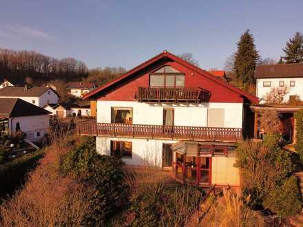 Großes massives Wohnhaus in ruhiger Traumlage mit Weitblick