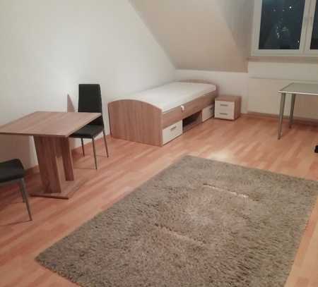 Möbel. 1-Zimmer-DG-Appartement mit Einbauküche