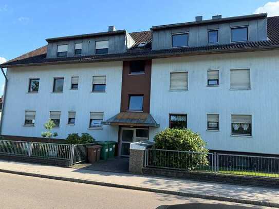 Schöne gepflegte 3 Zimmer DG Wohnung mit Balkon und Garage