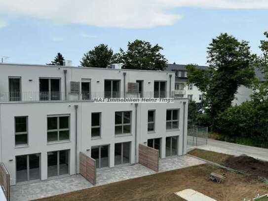 • NEUBAU • Bezugsfertiges Energie Effizienzhaus • ca. 135 m² Wfl. • Dachterrasse + sonnig. Garten •