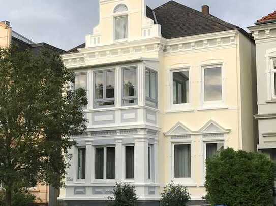 4 Zimmer Wohnung mit Wirtschaftsraum, Balkon, Wintergarten , EBK, Stadtvilla in Lübeck St. Jürgen