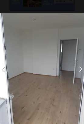 Freundliche 2-Zimmer-DG-Wohnung mit Einbauküche in Düren