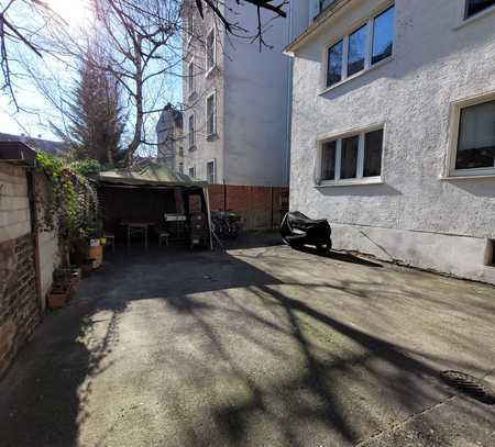 KFZ-Stellplatz im Hof des Hauses Sandweg 44a