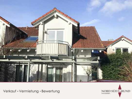 Bezaubernde 2-Zimmer-Dachgeschosswohnung, ca. 50 m², ruhige Lage. Balkon. Tiefgarage.