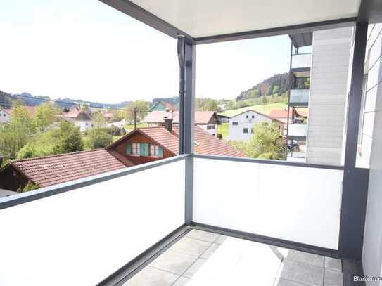 4-Zimmer-Wohnung mit neuem Balkon, Lift, Anwohnerstraße, renoviert - in Weitnau / Seltmans