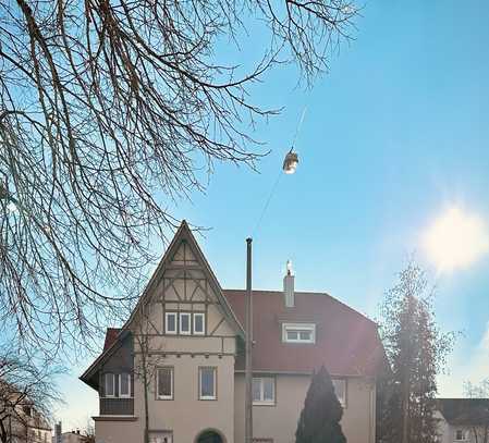 Charmante Penthouse-Wohnung in einer frisch sanierten Villa – wohnen wie im Neubau!