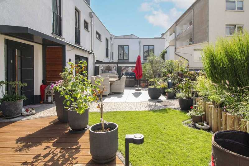 Elegantes Zuhause in Düsseldorf-Bilk mit 5 Tiefgaragenstellplätzen, und grünem Blick in den Park