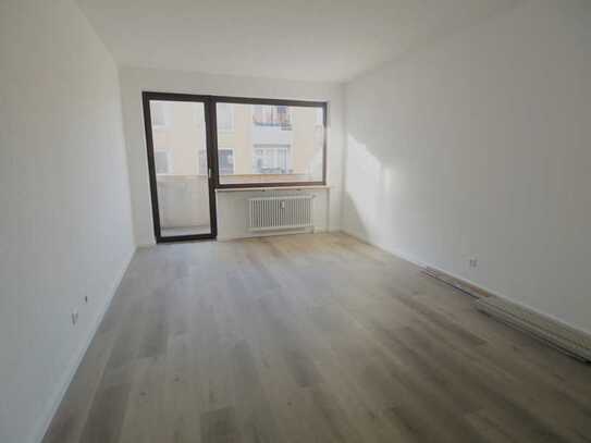 Helles und renoviertes 1-Zimmer Apartment mit Balkon.