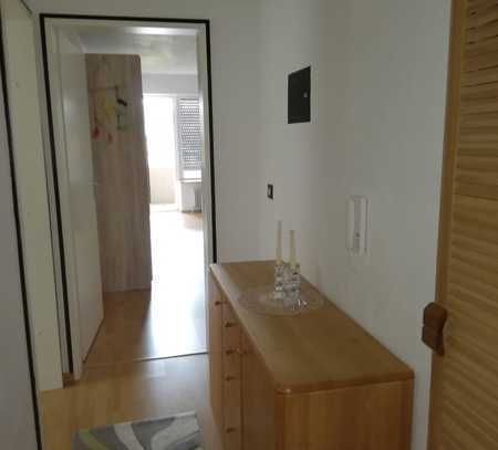 Outlet-Wohnung - stilvolle, geräumige und gepflegte 1-Zimmer-Wohnung mit Balkon und EBK in Metzingen