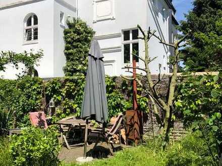 Spektakulär und außergewöhnlich: Ca.-188 m²-ETW im Scandi-Style mit eigenem Garten und Doppelgarage