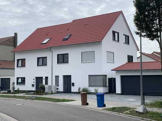 Maxdorf-TOP-Lage, Neubau einer attraktiven Doppelhaushälfte mit ca. 150 m² Wfl und 360 m² Areal