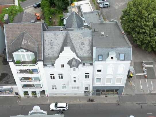 Erstbezug nach Sanierung - Altbauwohnung mit großer Dachterrasse im Herzen der Stadt