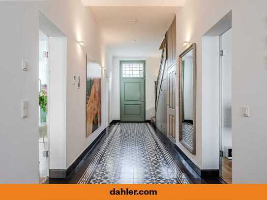 Historic elegance meets modern luxury - a unique property in the Dutch Quarter