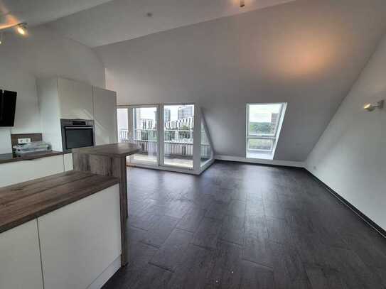 Geschmackvolle, neuwertige 5-Zimmer-Penthouse-Wohnung mit geh. Innenausstattung mit Balkon und EBK